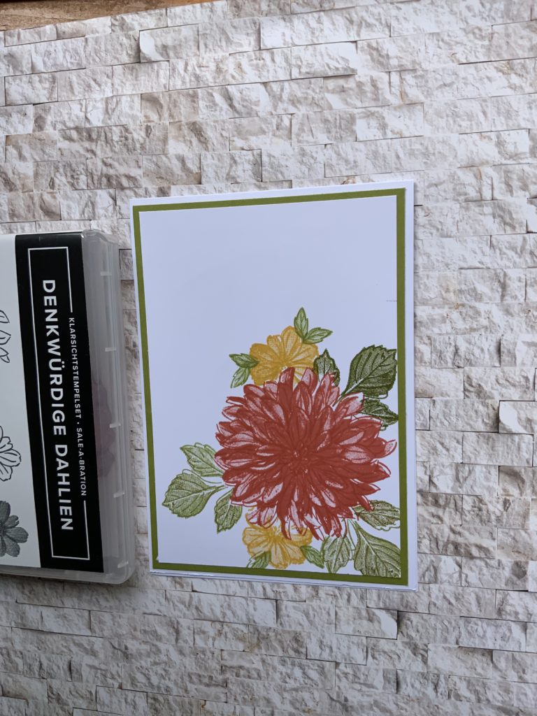 Geburtstagskarte mit dem Stempelset „Denkwürdige Dahlien“ in den herbstlichen Tönen: Hummelgelb, Ziegelrot und Kürbisgelb.